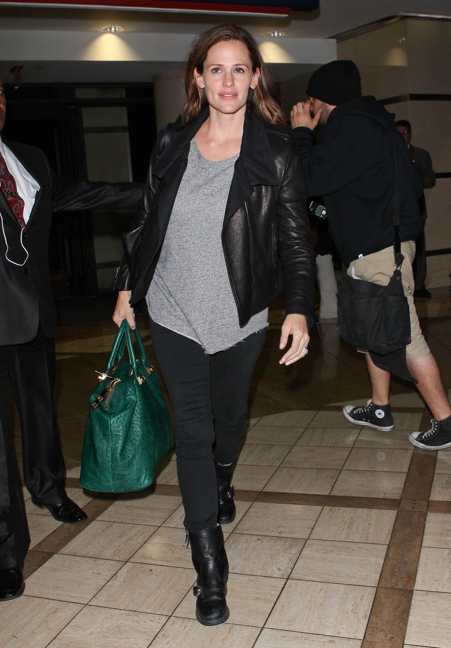 Jennifer Garner Departs LAAirport in L.A. (November 14, 2012) 