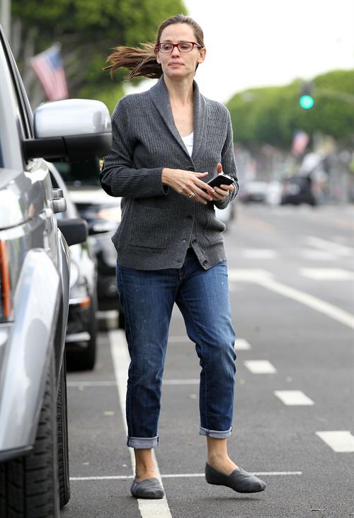 Jennifer Garner stops for coffee at Cafe Lue in LA October 4, 2012 