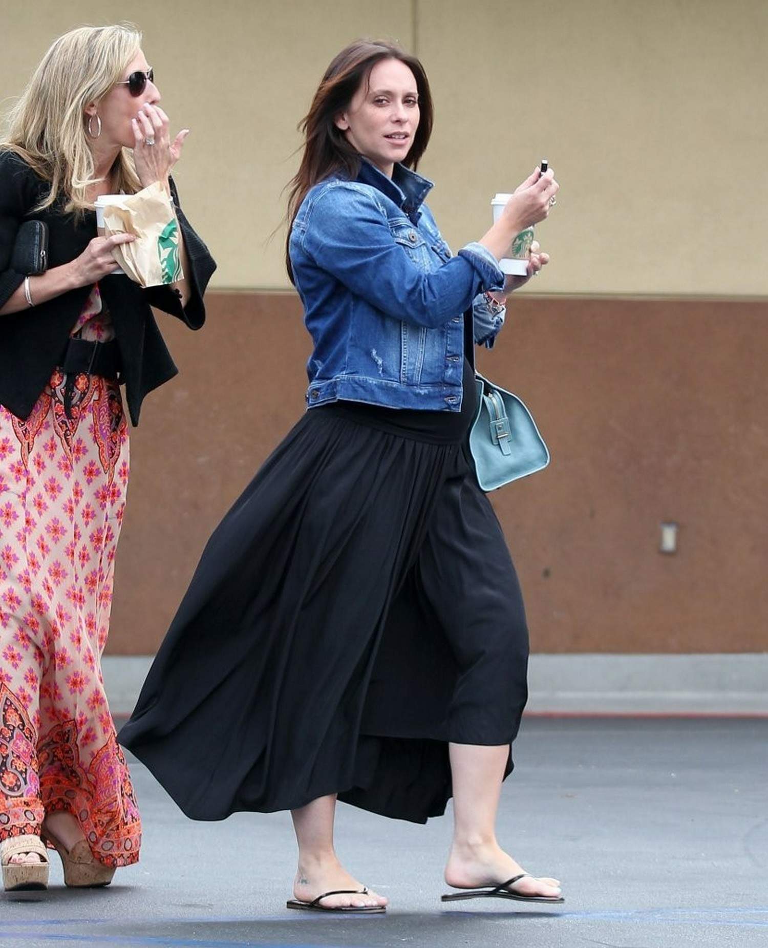 Jennifer Love Hewitt out at Starbucks in Los Angeles August 9, 2013 