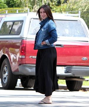Jennifer Love Hewitt out at Starbucks in Los Angeles August 9, 2013 