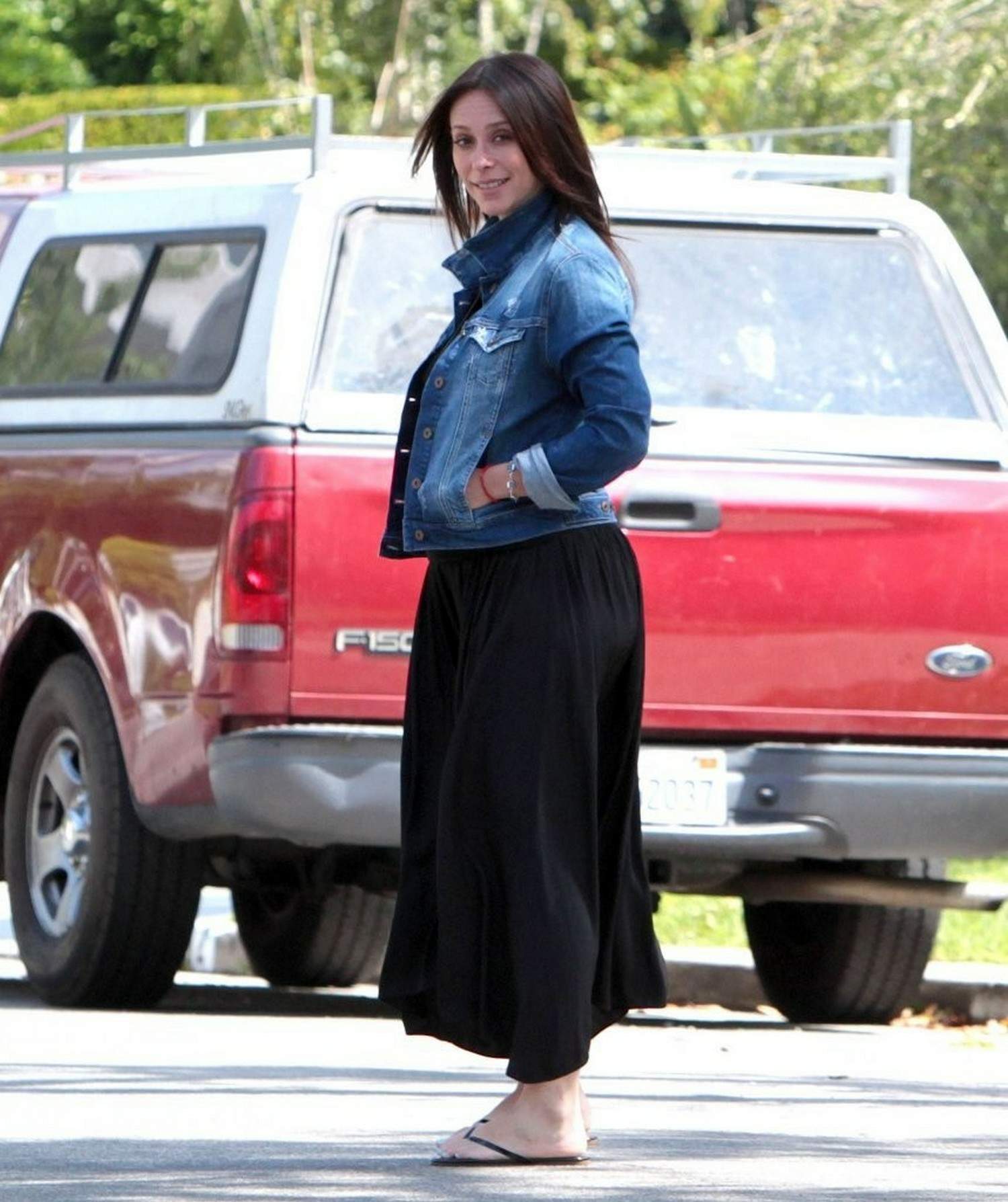 Jennifer Love Hewitt out at Starbucks in Los Angeles August 9, 2013 