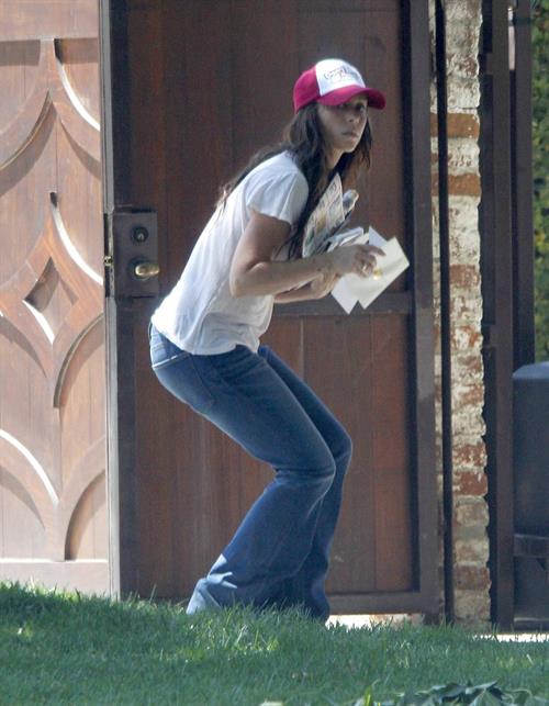 Jennifer Love Hewitt - brings in her trash can and checks her mail outside her house June 28, 2012