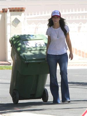 Jennifer Love Hewitt - brings in her trash can and checks her mail outside her house June 28, 2012