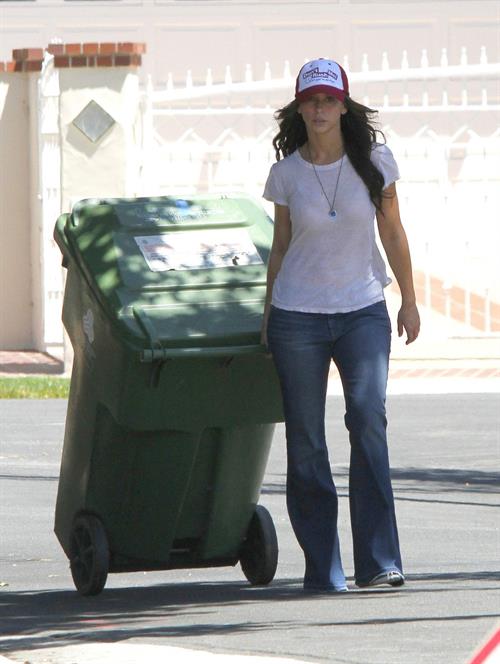 Jennifer Love Hewitt - brings in her trash can and checks her mail outside her house June 28, 2012