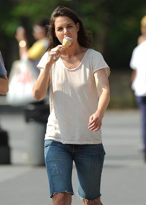 Katie Holmes Pictures Katie Holmes Films  Mania Days  in Washington Square Park (May 21, 2013)
