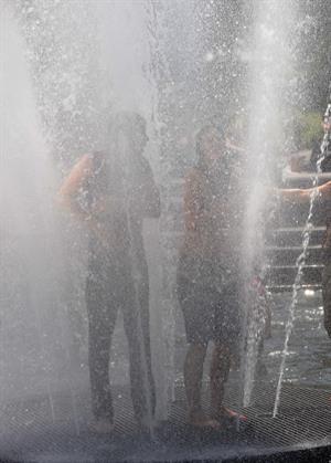 Katie Holmes Pictures Katie Holmes Films  Mania Days  in Washington Square Park (May 21, 2013)