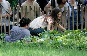 Katie Holmes Pictures Katie Holmes Films  Mania Days  in Washington Square Park (May 21, 2013)
