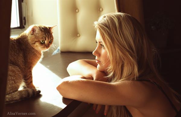 Maria Anohina in a Photoshoot with her cat.  Alisa Verner photographer