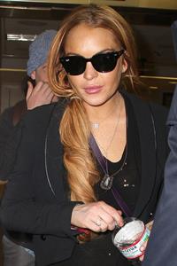 Lindsay Lohan - Los Angeles International Airport (10.04.2013) 