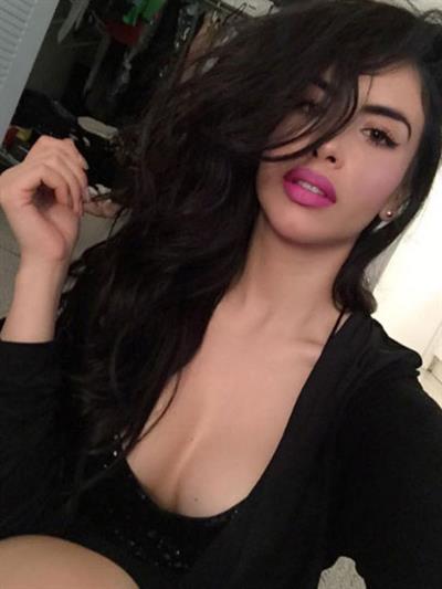 Jessica Cediel taking a selfie