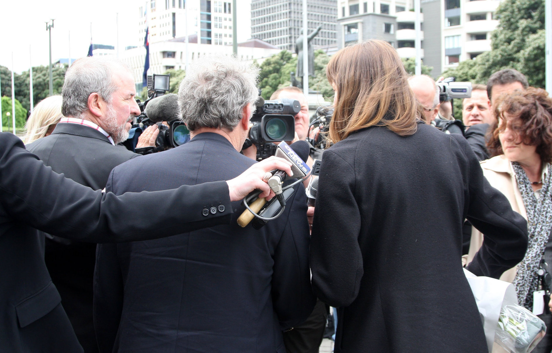 Lucy Lawless - $5,000 check for NZ PM John Key 11/18/09  