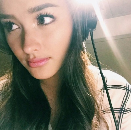 Liza Soberano taking a selfie