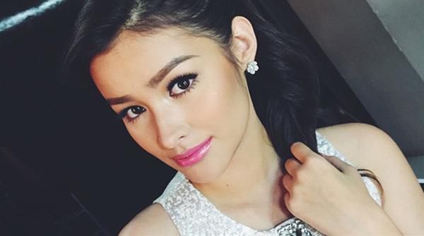 Liza Soberano taking a selfie