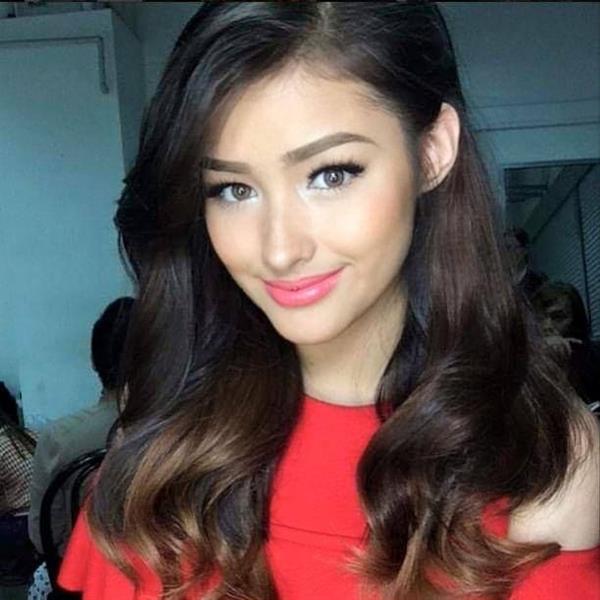 Liza Soberano taking a selfie