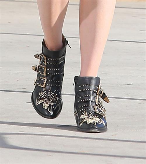 Mandy Moore outside the Coffee Commissary in West Hollywood October 3, 2012 