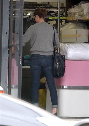 Mandy Moore - Stopping By A Dry Cleaners - August 25, 2012