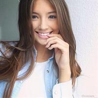 Lorena Rae taking a selfie