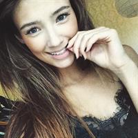 Lorena Rae taking a selfie