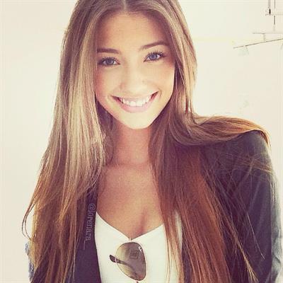 Lorena Rae taking a selfie