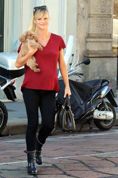 Michelle Hunziker Out Shopping in Milan 12.09.13