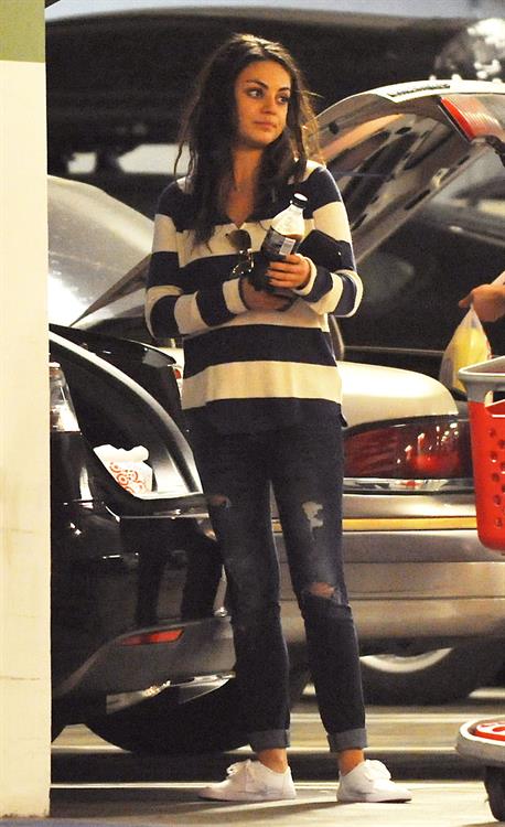 Mila Kunis - Caught with her mother and a shopping cart on a parking place in Los Angeles (04.02.2013) 