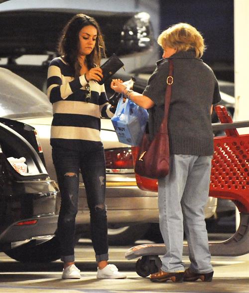 Mila Kunis - Caught with her mother and a shopping cart on a parking place in Los Angeles (04.02.2013) 