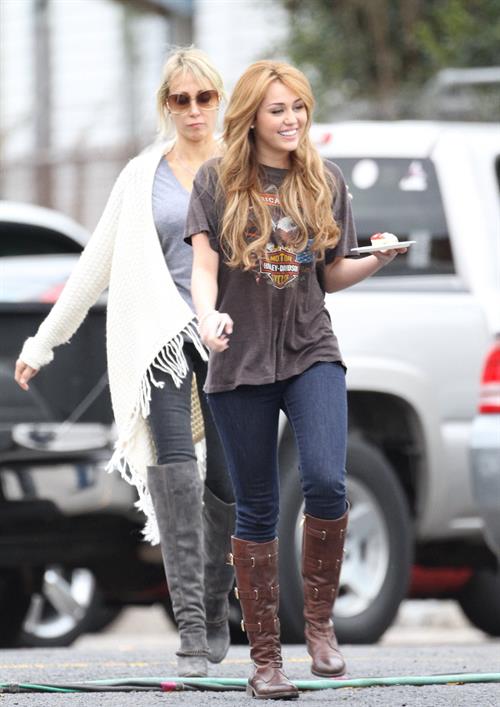 Miley Cyrus Pictures Miley Cyrus set of So Undercover in New Orleans 12/15/10 Gal Number : 2012110918280513c8-14