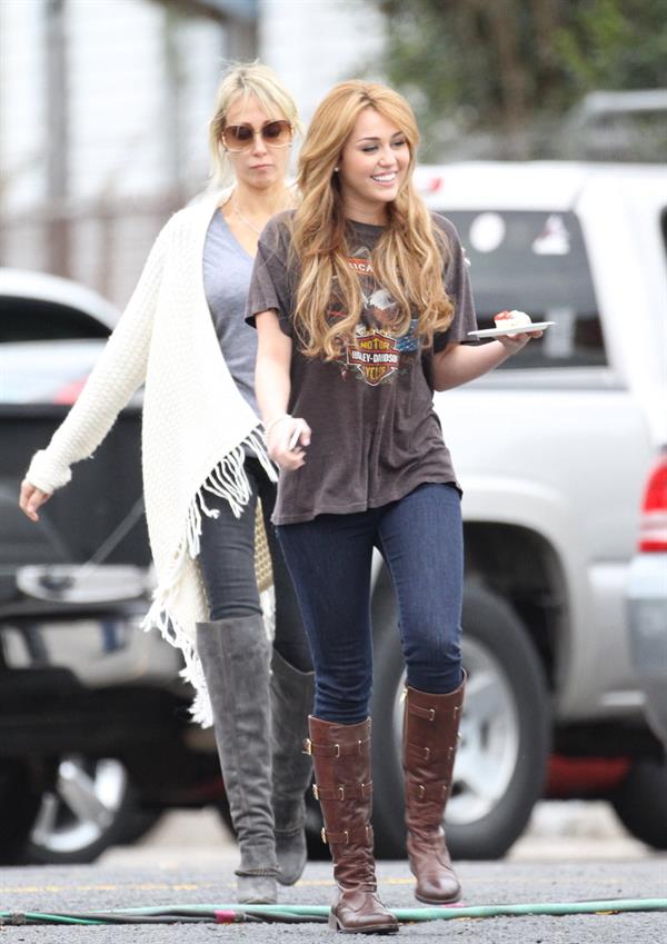 Miley Cyrus set of So Undercover in New Orleans 12/15/10 Gal Number : 2012110918280513c8-14