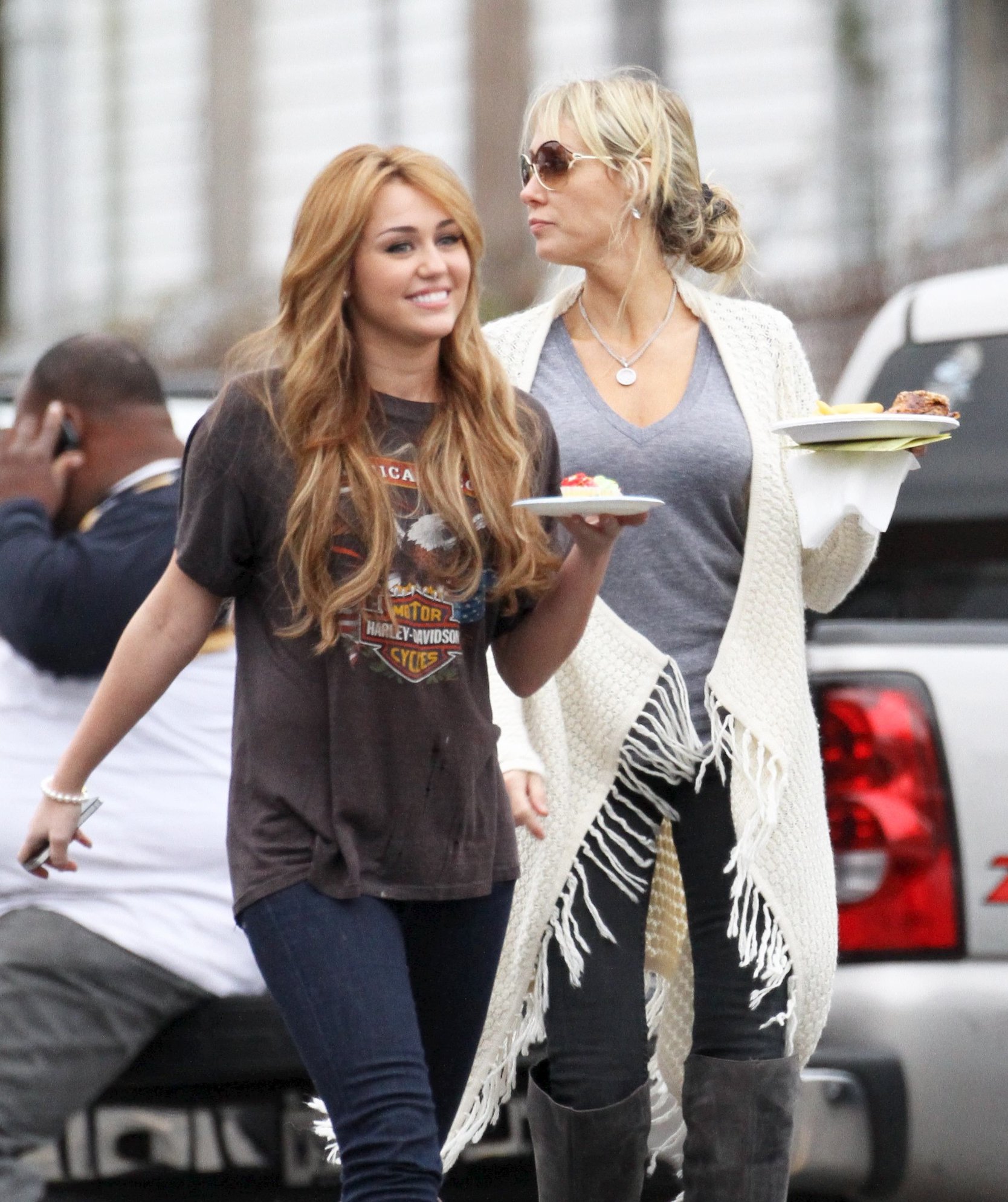 Miley Cyrus set of So Undercover in New Orleans 12/15/10 Gal Number : 2012110918280513c8-14