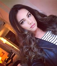 Kelly Brook taking a selfie