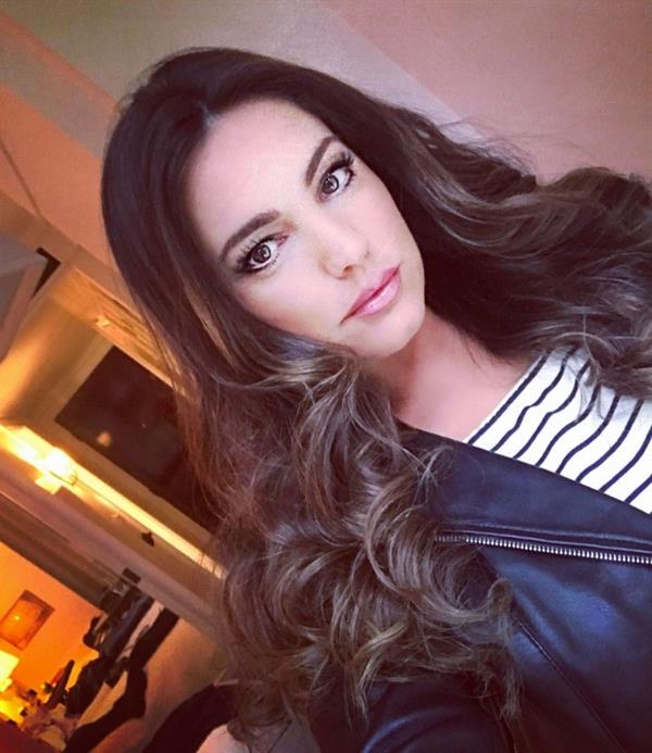 Kelly Brook taking a selfie
