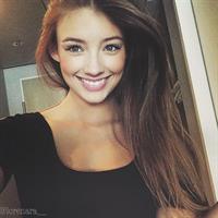 Lorena Rae taking a selfie