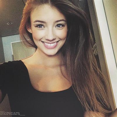 Lorena Rae taking a selfie