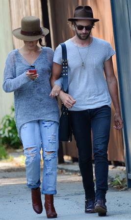 Nikki Reed spotted in ripped jeans in Venice (05.06.2013) 