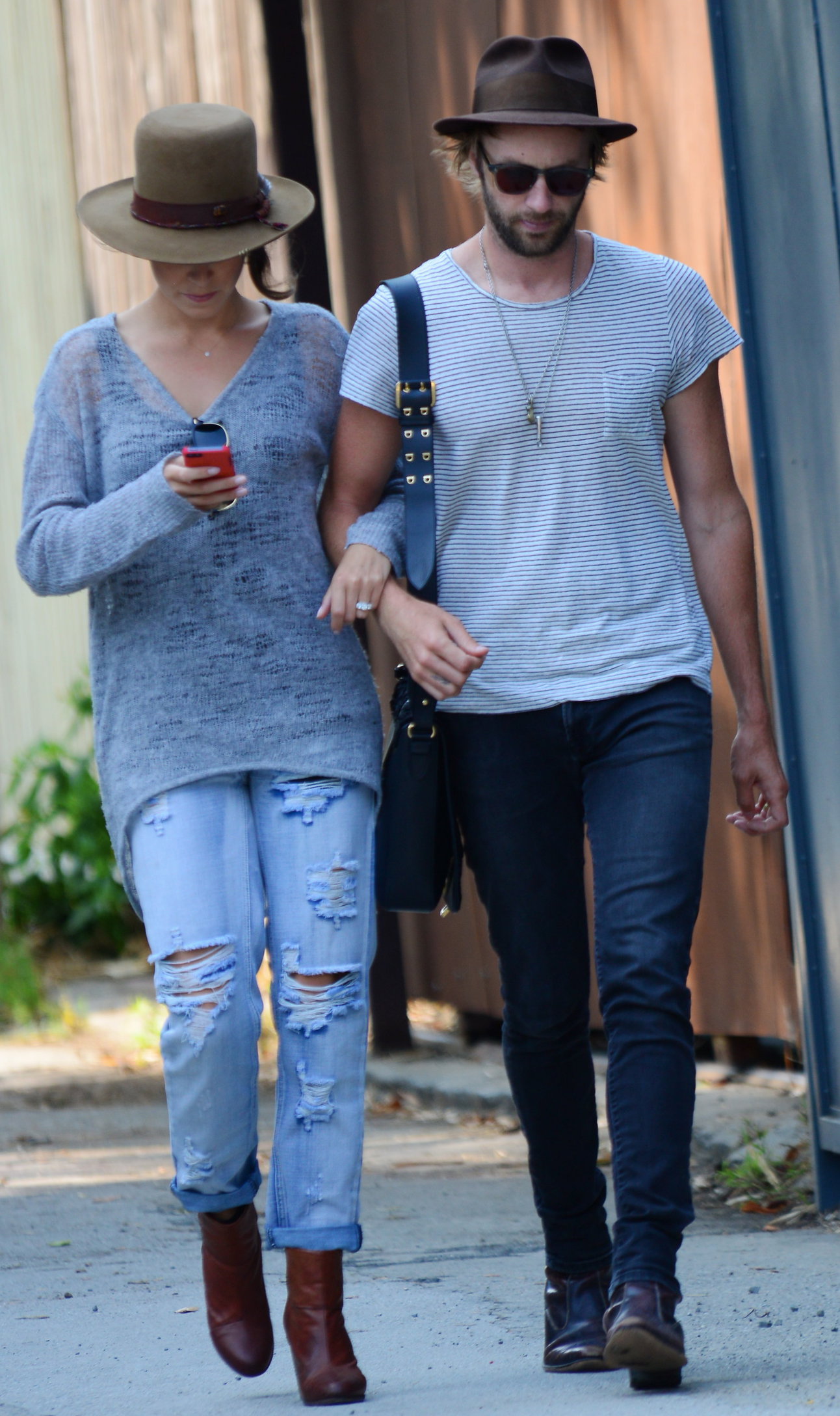 Nikki Reed spotted in ripped jeans in Venice (05.06.2013) 