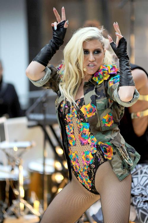 Kesha Performs on the Today Show in New York City (November 20, 2012) 