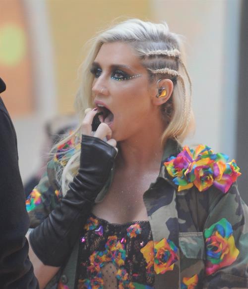 Kesha Performs on the Today Show in New York City (November 20, 2012) 