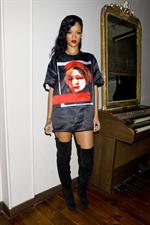 Rihanna backstage/performing during 777 Tour in Paris 11/17/12 