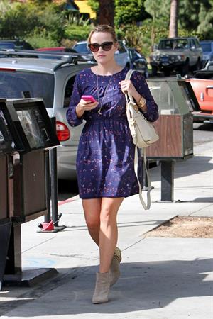 Reese Witherspoon - Out in Santa Monica (01.02.2013)