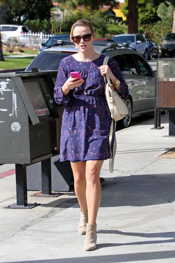 Reese Witherspoon - Out in Santa Monica (01.02.2013)