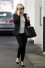 Reese Witherspoon - On the phone in Los Angeles (11.02.2013) 