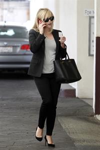 Reese Witherspoon - On the phone in Los Angeles (11.02.2013) 