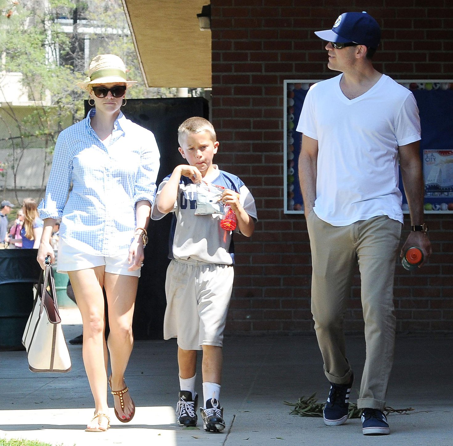Reese Witherspoon Pictures Reese Witherspoon Plays football with husband in Los Angeles (May 11, 2013)