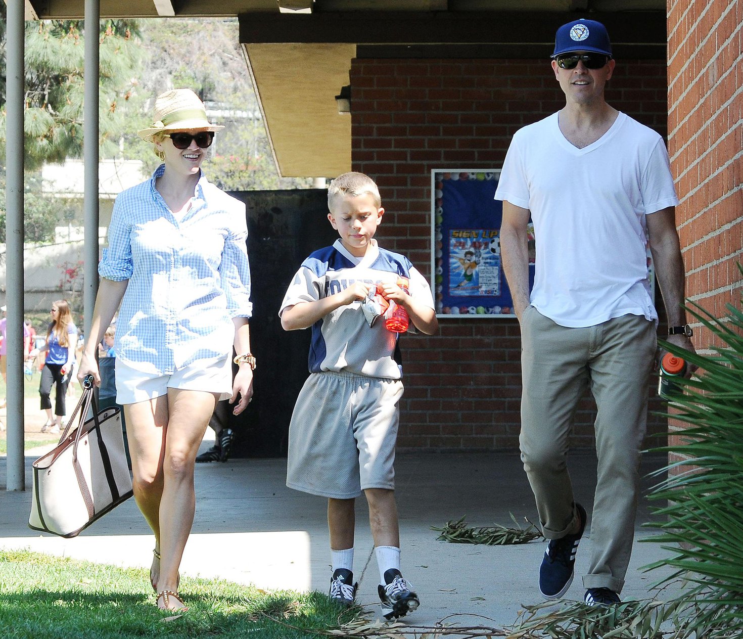 Reese Witherspoon Pictures Reese Witherspoon Plays football with husband in Los Angeles (May 11, 2013)