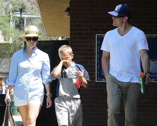 Reese Witherspoon Plays football with husband in Los Angeles (May 11, 2013) 
