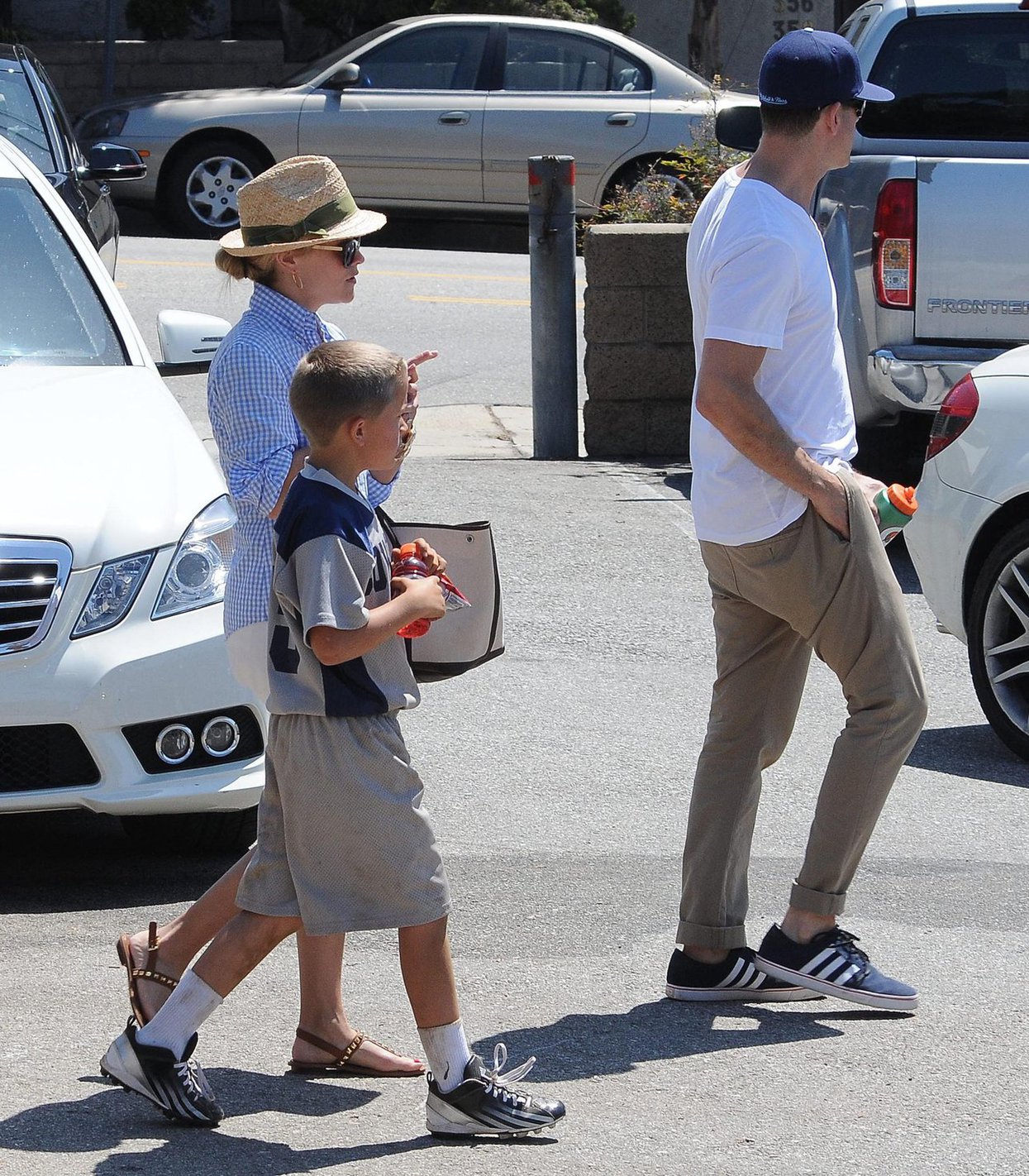 Reese Witherspoon Pictures Reese Witherspoon Plays football with husband in Los Angeles (May 11, 2013)