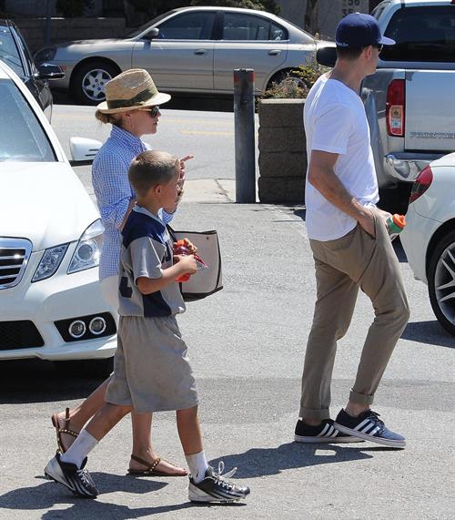 Reese Witherspoon Plays football with husband in Los Angeles (May 11, 2013) 