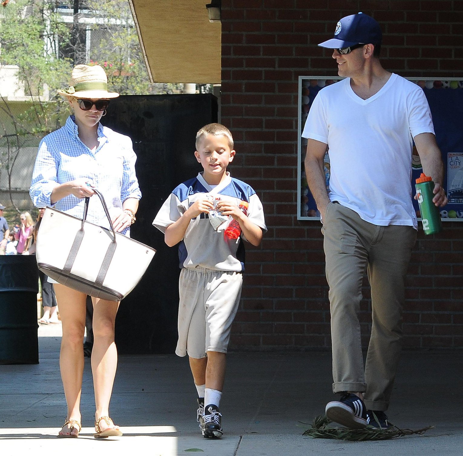 Reese Witherspoon Plays football with husband in Los Angeles (May 11, 2013) 