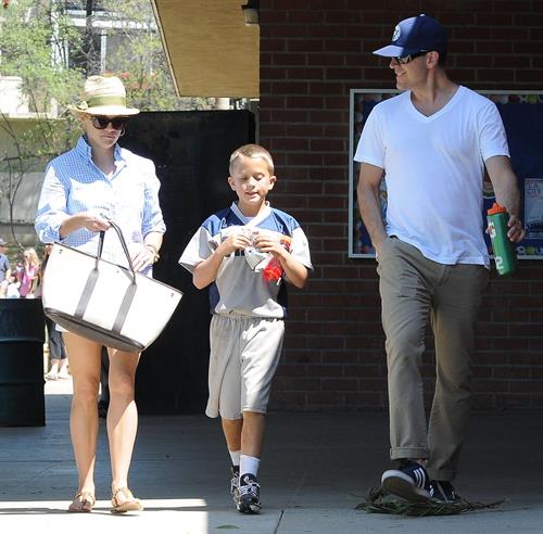 Reese Witherspoon Plays football with husband in Los Angeles (May 11, 2013) 
