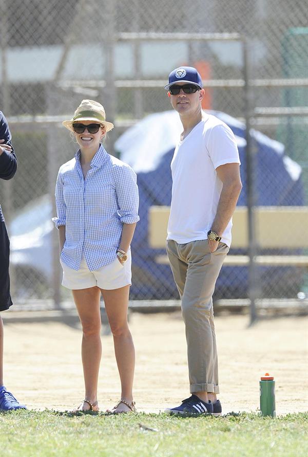 Reese Witherspoon Plays football with husband in Los Angeles (May 11, 2013) 